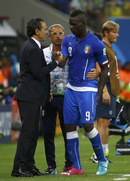 Balotelli sostituito: stretta di mano con Prandelli. Reuters